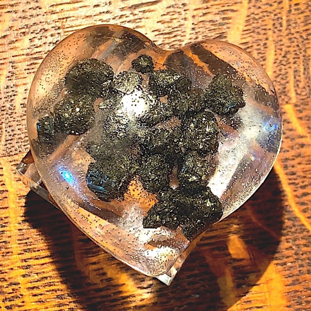 PYRITE NATURAL CHUNKS IN CLEAR RESIN HEART SHAPE NEW HEALING STONE - Picture 2 of 8